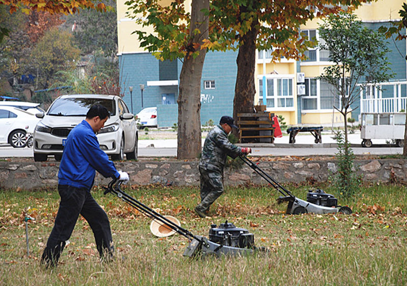 旗幟引領——星火機床公司黨員開展學雷鋒義務勞動