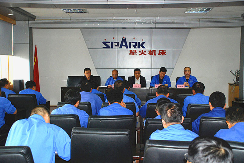 天水市工信局李奇掛職星火機床公司總經(jīng)理助理