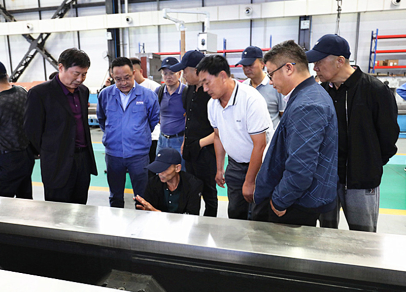 江陰鍛造行業企業家組團來星火機床公司參觀考察