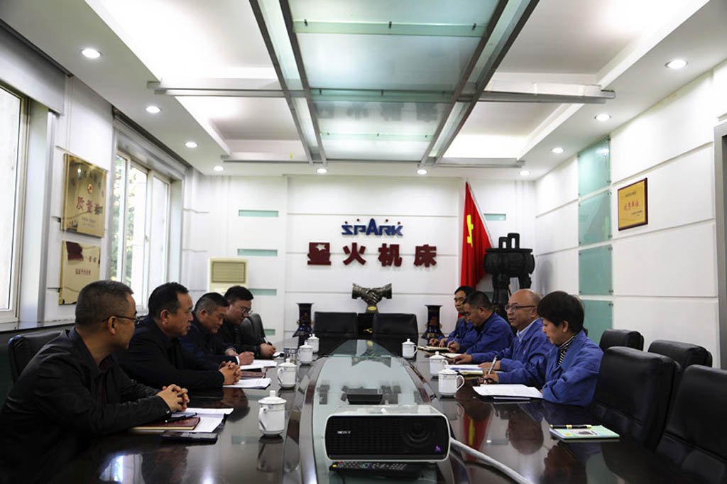 市總工會黨組書記、常務(wù)副主席秦福才一行到星火公司開展專題調(diào)研