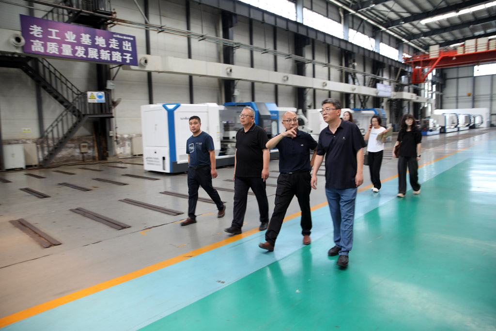 甘肅國投集團來星火數控公司開展“夏送清涼”慰問活動